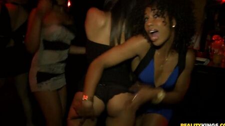 Striptease en un club nocturno