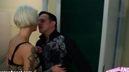 Una pareja depravada se folla en el inodoro