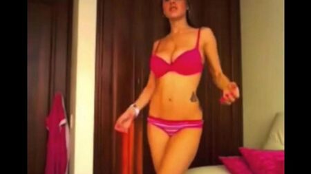 Chica con grandes tetas bailando frente a la cámara web