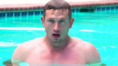 Decidí tomar el sol y la piscina me follé
