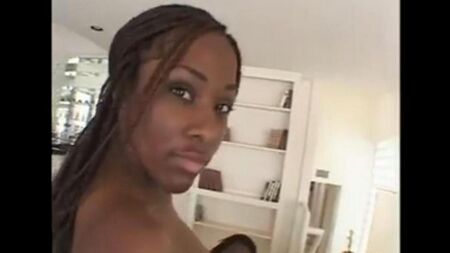 Una polla penetra en la vagina de una mujer negra