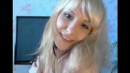 Rubia acaricia sus dedos con su coño