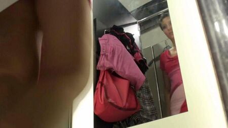 Espiado a una chica en el vestuario de la tienda