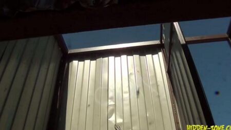 La cámara oculta le dispara a una mujer en una cabaña de playa