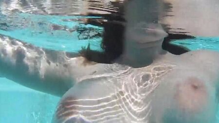 Masturba un consolador en la piscina