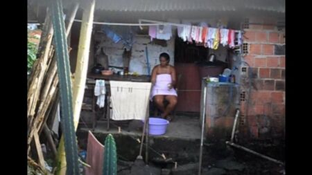 La mujer negra no sabe sobre la célula oculta