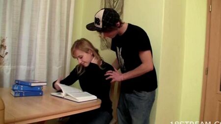 La hermana le dio a su hermano