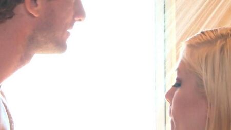 Sexo en casa en la ducha de una pareja joven
