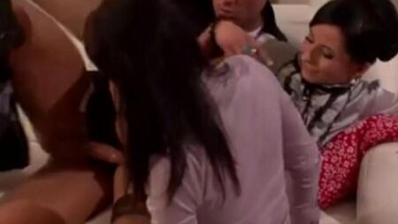 El Secretario se levantó la falda y bajó las bragas a un coño afeitado