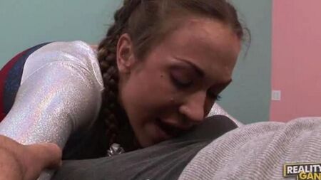 Porno con una gimnasta: una pequeña cosa muy caliente