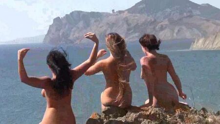 Amigos desnudos en la playa