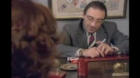Un hombre de 50 años tira de un joven estudiante en un punto