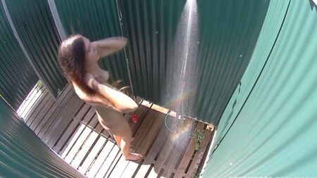 Cámara oculta en la ducha de Camille