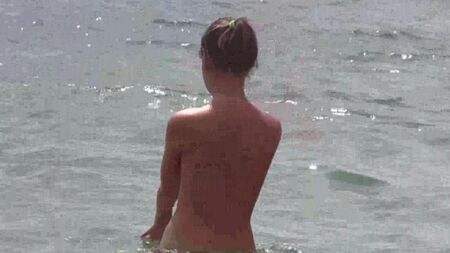 Nudistas desnudos en la playa