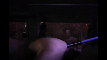 La máquina de sexo folló a una chica en anal
