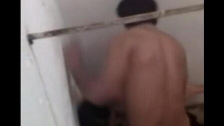 Sexo en la cabaña de un club nocturno en una cámara oculta