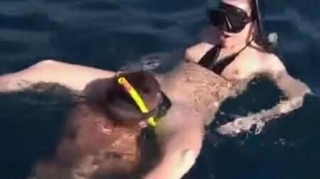 Aqualangists follan a las profundidades del mar