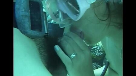 Debajo del agua folla a una mujer con un pubis peludo