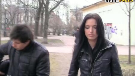 Los recolectores rusos se divorciaron de una niña para tener sexo en un baño