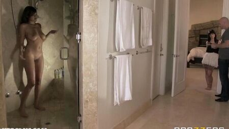 Johnny Sins rudosa folló a una chica en el dormitorio