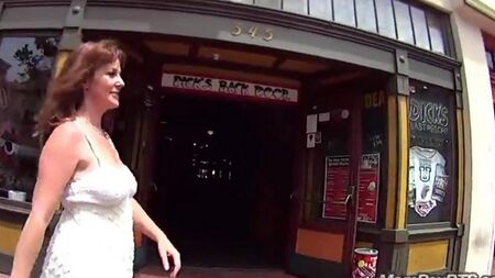 Los maduros mostraban tetas en la calle e hicieron una mamada