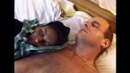Una mujer negra borracha se rindió a una visitante