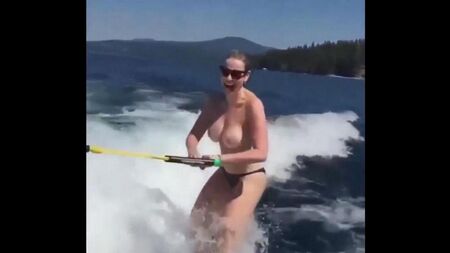 Girl se monta en el esquí acuático en topless