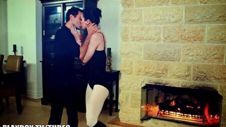 Tener relaciones sexuales cerca de una chimenea en llamas