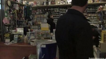 La chica fue follada con dureza en la tienda