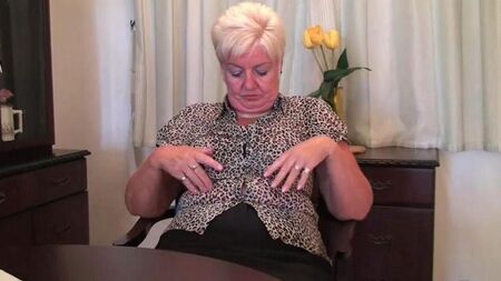 La anciana se desnuda frente a la cámara y saca un consolador