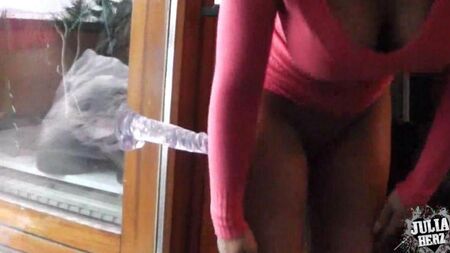 Chica con un camión de volquete