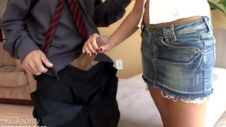 Lamió a su hija y la folló