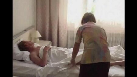 La hija se despertó al padre dormido y se folló con él