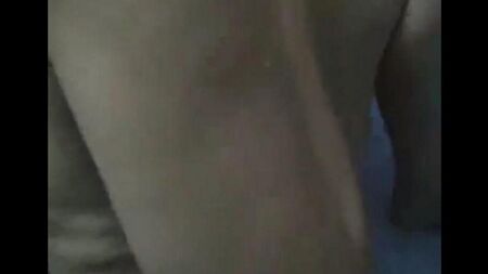 El hijo -in -lao se asomana detrás de una madre desnuda nadando -in -law