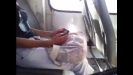 Un hombre sacó su gran polla y comenzó a masturbarse mirando a una hermosa niña