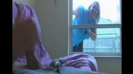 Una mujer mira para un hombre sentado en una sala y sacudiendo a un miembro