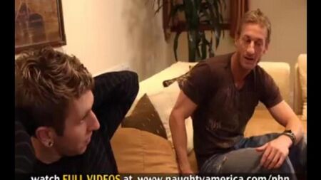 Hermana desnuda posa, y el hermano se quita todo