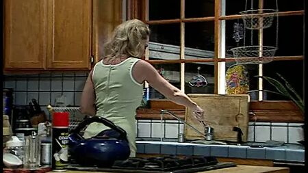 Una joven y guapa rubia fue seducida por una lesbiana mayor en la cocina