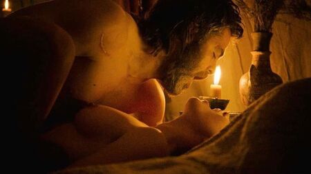 Florence Pugh desnuda en una escena de sexo en «Outlaw King» en ScandalPlanet.Com