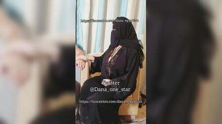 Dana, una mujer árabe egipcia musulmana con los pechos grandes