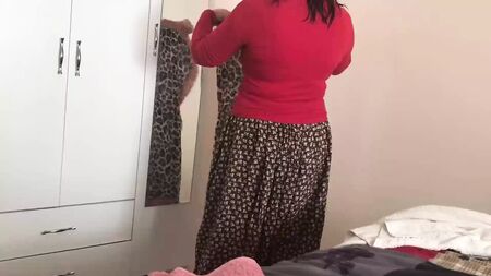 Graba en vídeo a su madrastra con turbante al salir del baño - Porno turco