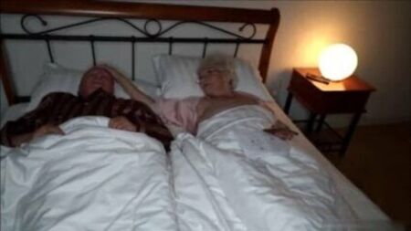 La abuela se la están tirando
