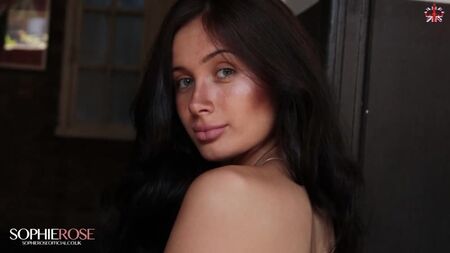 Sophie Rose: Desnuda en el bar
