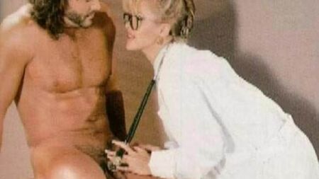¿Cómo se llama la modelo MILF que aparece en la página central de Playgirl, la que hace de madrastra y es médica?