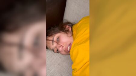 Me follé a una adolescente delgada a cuatro patas en mi sofá