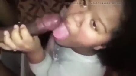 enano chupando una polla
