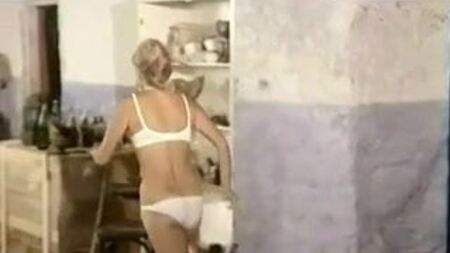 C. Alric en una película de 1980 con unas braguitas de bikini de satén blanco