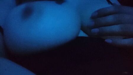 Acariciando las tetas de su novia en el cine. Milf turca. Sexo turco