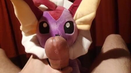 Sesión de masturbación con el peluche de Vaporeon