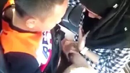 Malaya: chica con un tudung y una camisa a cuadros